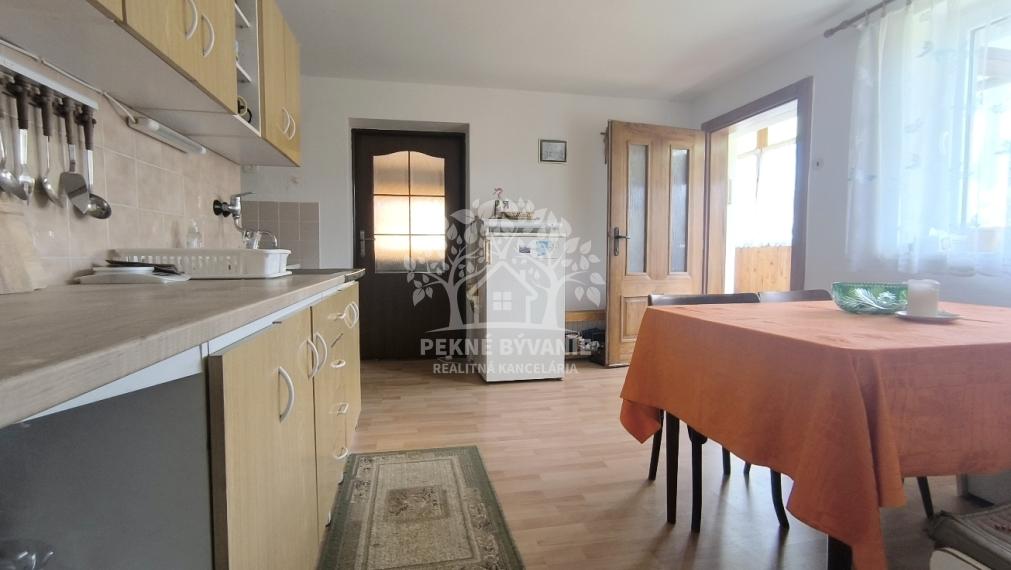 - R E Z E R V O V A N É -AKTUALIZÁCIA CENY!! SLNEČNÝ REKONŠTRUOVANÝ ZARIADENÝ RODINNÝ DOM CHATA V KĽUDNEJ LOKALITE IHNEĎ VOĽNÝ K NASŤAHOVANIU HOREHRONIE