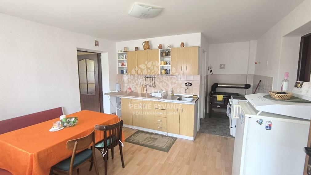 - R E Z E R V O V A N É -AKTUALIZÁCIA CENY!! SLNEČNÝ REKONŠTRUOVANÝ ZARIADENÝ RODINNÝ DOM CHATA V KĽUDNEJ LOKALITE IHNEĎ VOĽNÝ K NASŤAHOVANIU HOREHRONIE