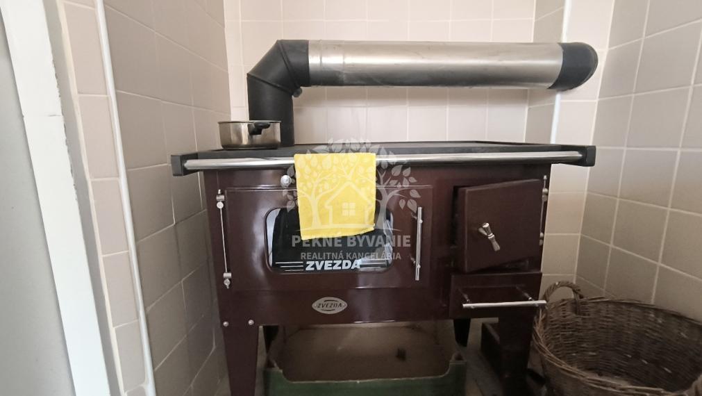 - R E Z E R V O V A N É -AKTUALIZÁCIA CENY!! SLNEČNÝ REKONŠTRUOVANÝ ZARIADENÝ RODINNÝ DOM CHATA V KĽUDNEJ LOKALITE IHNEĎ VOĽNÝ K NASŤAHOVANIU HOREHRONIE