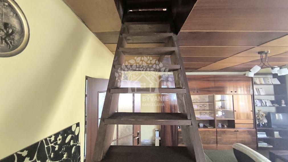 - R E Z E R V O V A N É -AKTUALIZÁCIA CENY!! SLNEČNÝ REKONŠTRUOVANÝ ZARIADENÝ RODINNÝ DOM CHATA V KĽUDNEJ LOKALITE IHNEĎ VOĽNÝ K NASŤAHOVANIU HOREHRONIE