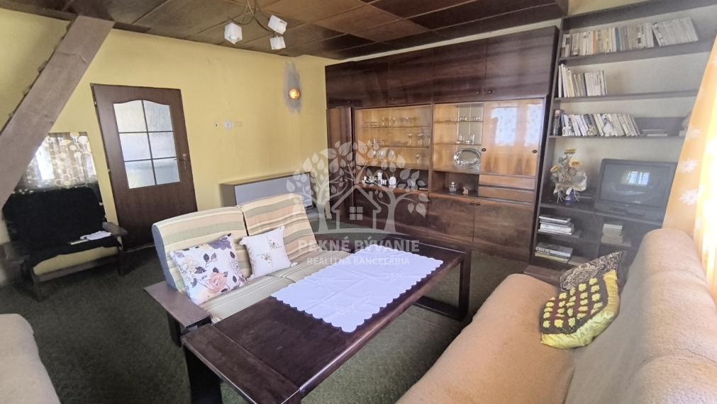 - R E Z E R V O V A N É -AKTUALIZÁCIA CENY!! SLNEČNÝ REKONŠTRUOVANÝ ZARIADENÝ RODINNÝ DOM CHATA V KĽUDNEJ LOKALITE IHNEĎ VOĽNÝ K NASŤAHOVANIU HOREHRONIE