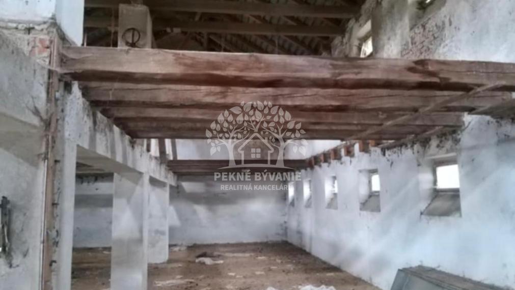 Na predaj budova v obci Závadka nad Hronom na viacúčelové využitie