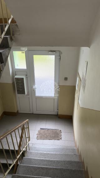 NA PREDAJ: 2i byt s balkónom v pôvodnom stave Valaská ul.TDH