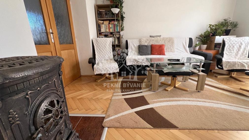 Na predaj 2 izbový útulný,zrekonštruovaný byt s balkónom a krbovou pieckou vo Valaskej