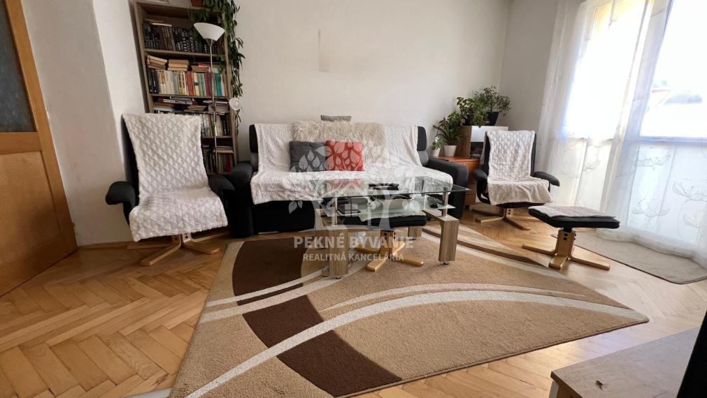 Na predaj 2 izbový útulný,zrekonštruovaný byt s balkónom a krbovou pieckou vo Valaskej