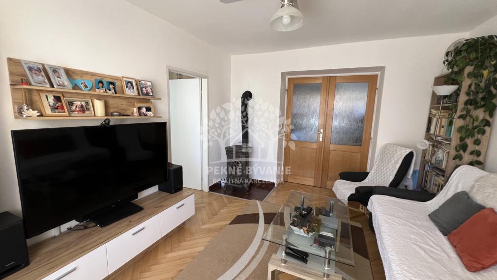 Na predaj 2 izbový útulný,zrekonštruovaný byt s balkónom a krbovou pieckou vo Valaskej