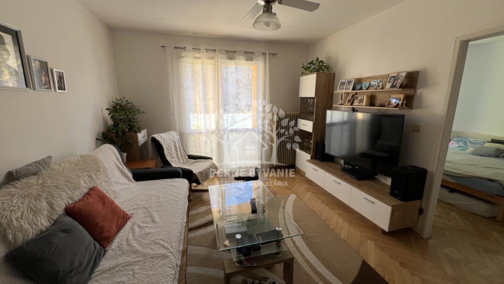 Na predaj 2 izbový útulný,zrekonštruovaný byt s balkónom a krbovou pieckou vo Valaskej