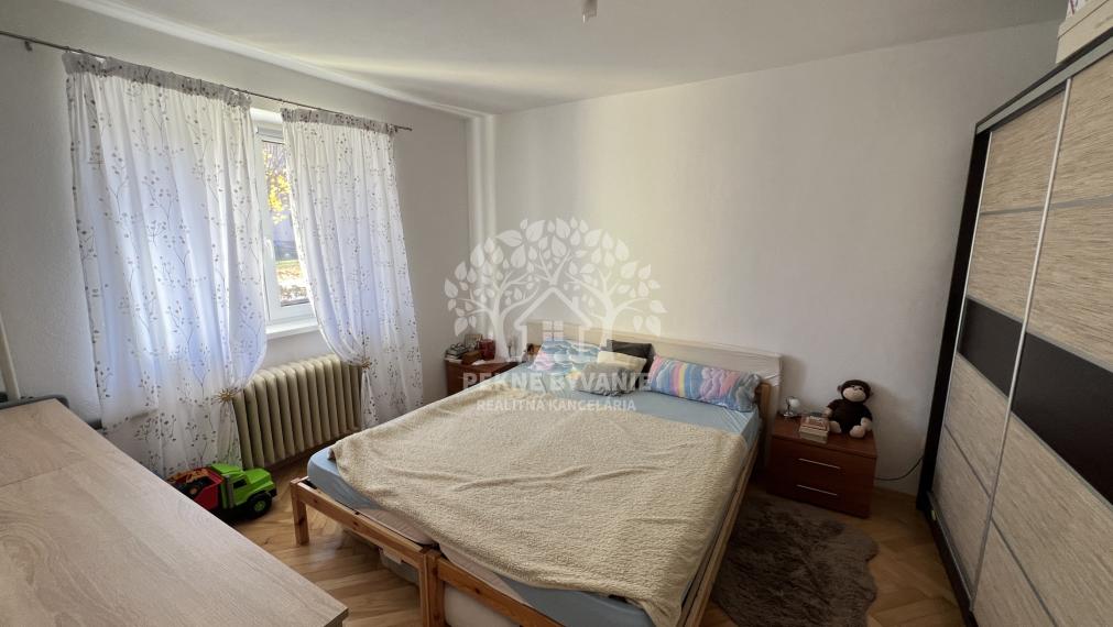 Na predaj 2 izbový útulný,zrekonštruovaný byt s balkónom a krbovou pieckou vo Valaskej