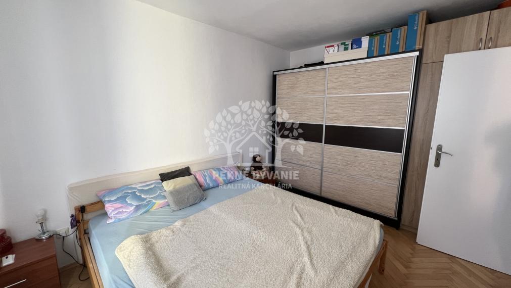 Na predaj 2 izbový útulný,zrekonštruovaný byt s balkónom a krbovou pieckou vo Valaskej