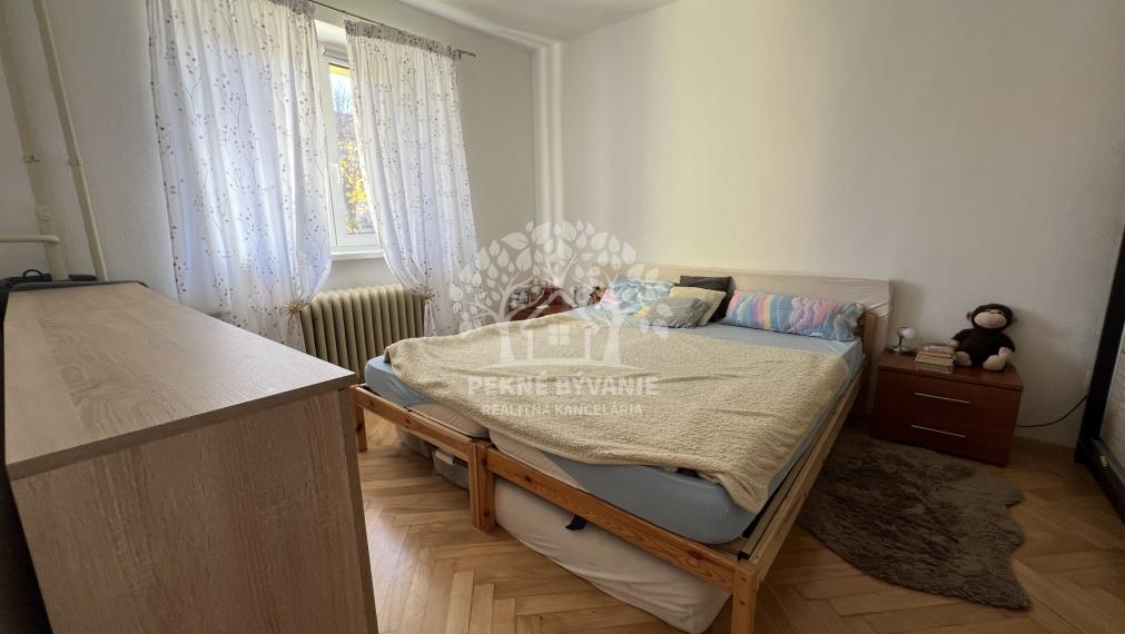 Na predaj 2 izbový útulný,zrekonštruovaný byt s balkónom a krbovou pieckou vo Valaskej