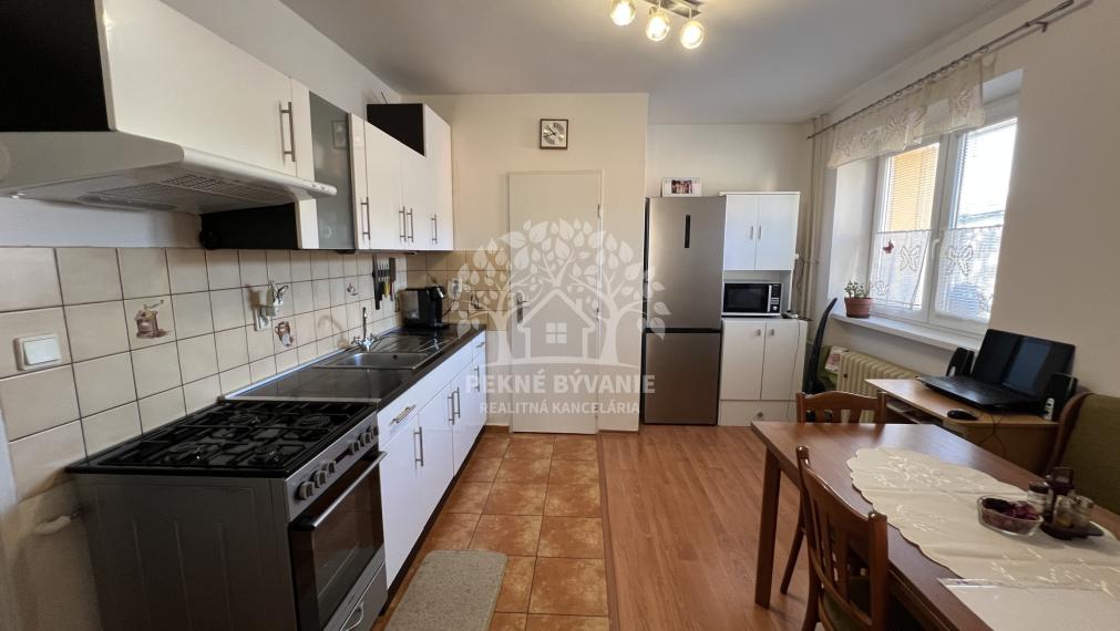 Na predaj 2 izbový útulný,zrekonštruovaný byt s balkónom a krbovou pieckou vo Valaskej