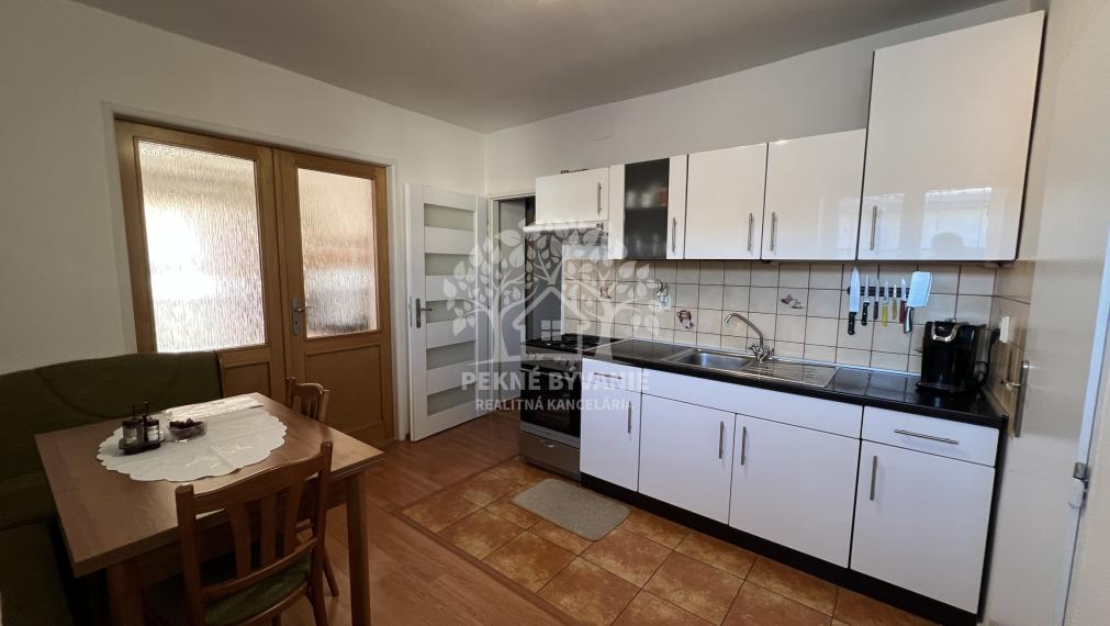 Na predaj 2 izbový útulný,zrekonštruovaný byt s balkónom a krbovou pieckou vo Valaskej