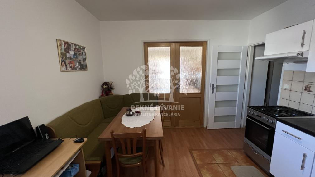 Na predaj 2 izbový útulný,zrekonštruovaný byt s balkónom a krbovou pieckou vo Valaskej