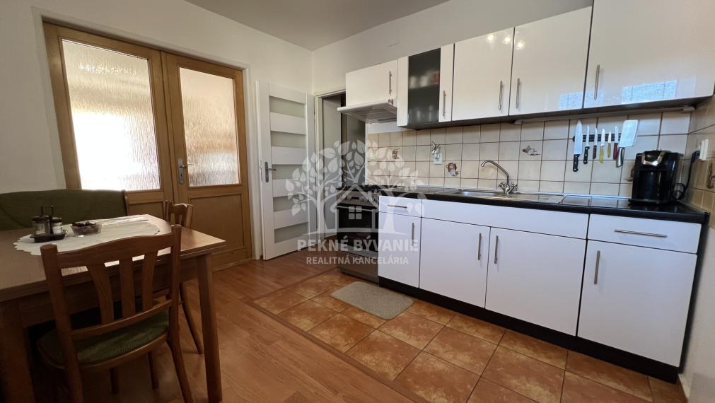 Na predaj 2 izbový útulný,zrekonštruovaný byt s balkónom a krbovou pieckou vo Valaskej