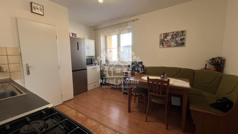 Na predaj 2 izbový útulný,zrekonštruovaný byt s balkónom a krbovou pieckou vo Valaskej