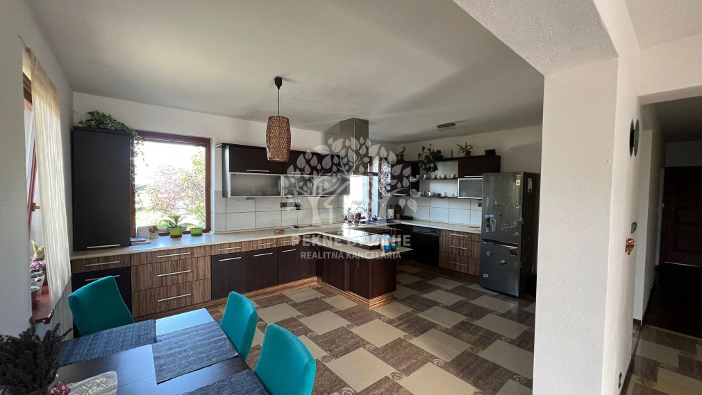 Na prenájom rodinný dom v Brezne, 1550 EUR s energiami