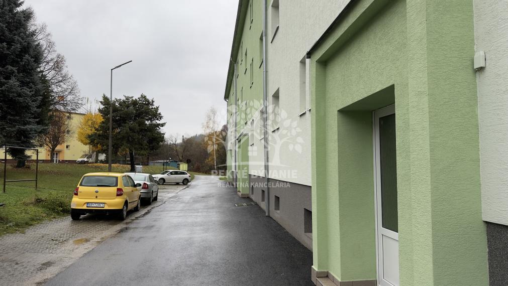 NA PREDAJ: 2i byt s balkónom v pôvodnom stave Valaská ul.TDH