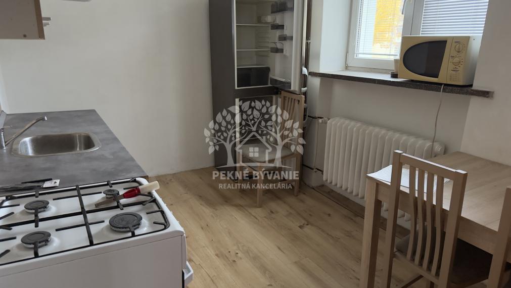 NA PREDAJ: 2i byt s balkónom v pôvodnom stave Valaská ul.TDH