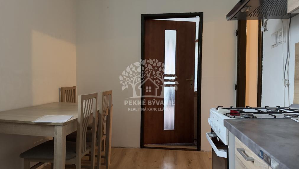 NA PREDAJ: 2i byt s balkónom v pôvodnom stave Valaská ul.TDH