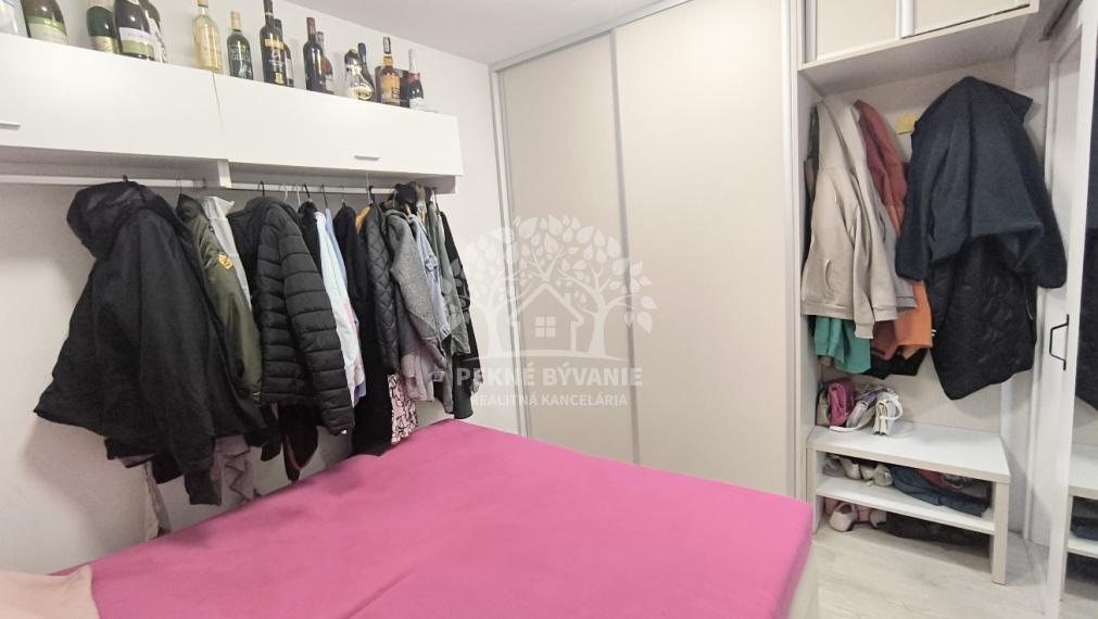 PRENÁJOM: 2IZBOVÝ BYT S VEĽKOU TERASOU - 5 MIN.PEŠO OD BREZNA PREDNÉ HALNY ZARIADENÝ - MAX. 2 OSOBY S DOSTATKOM PARK.MIESTA