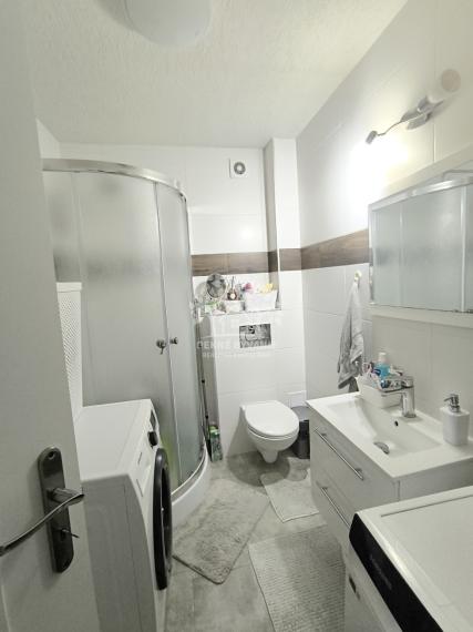 PRENÁJOM: 2IZBOVÝ BYT S VEĽKOU TERASOU - 5 MIN.PEŠO OD BREZNA PREDNÉ HALNY ZARIADENÝ - MAX. 2 OSOBY S DOSTATKOM PARK.MIESTA