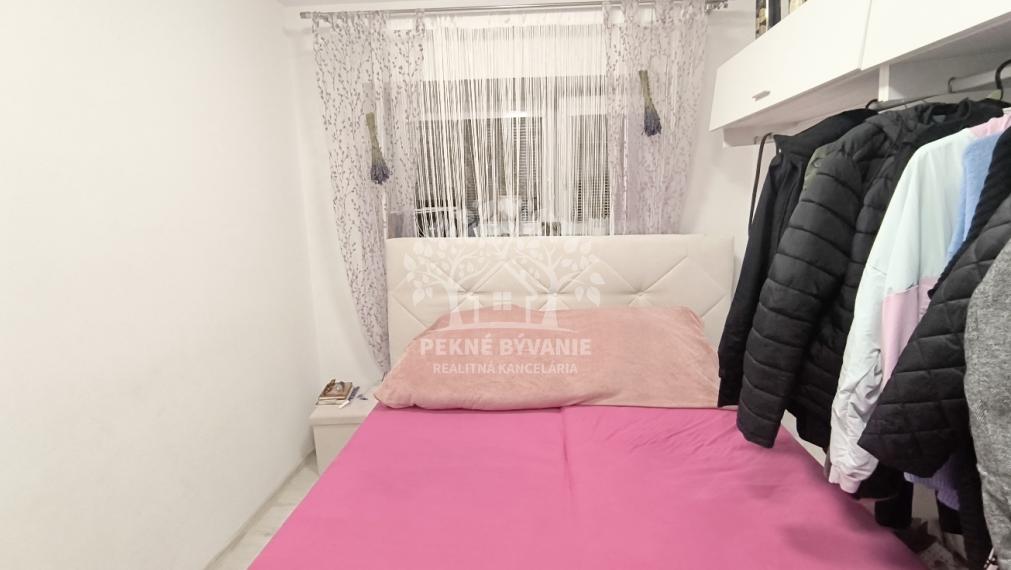 PRENÁJOM: 2IZBOVÝ BYT S VEĽKOU TERASOU - 5 MIN.PEŠO OD BREZNA PREDNÉ HALNY ZARIADENÝ - MAX. 2 OSOBY S DOSTATKOM PARK.MIESTA