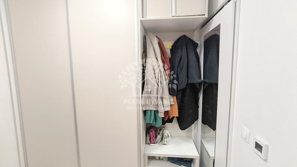 PRENÁJOM: 2IZBOVÝ BYT S VEĽKOU TERASOU - 5 MIN.PEŠO OD BREZNA PREDNÉ HALNY ZARIADENÝ - MAX. 2 OSOBY S DOSTATKOM PARK.MIESTA