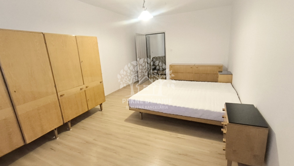 PRENÁJOM: 2 IZBOVÝ BYT ZÁVADKA NAD HRONOM 3.POSCHODIE ZARIADENÝ - JEDNA, MAX. 2 OSOBY