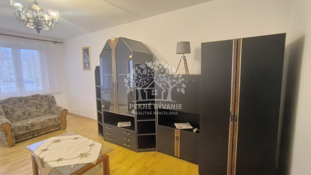 PRENÁJOM: 2 IZBOVÝ BYT ZÁVADKA NAD HRONOM 3.POSCHODIE ZARIADENÝ - JEDNA, MAX. 2 OSOBY