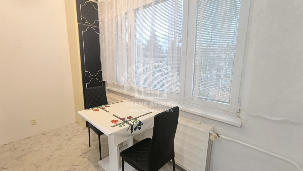 PRENÁJOM: 2 IZBOVÝ BYT ZÁVADKA NAD HRONOM 3.POSCHODIE ZARIADENÝ - JEDNA, MAX. 2 OSOBY