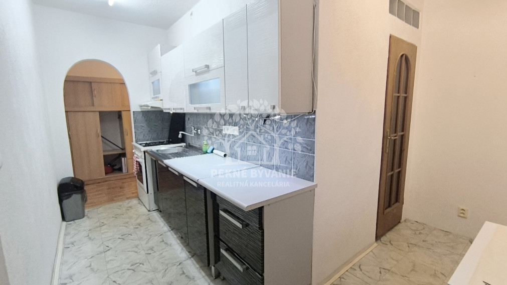 PRENÁJOM: 2 IZBOVÝ BYT ZÁVADKA NAD HRONOM 3.POSCHODIE ZARIADENÝ - JEDNA, MAX. 2 OSOBY