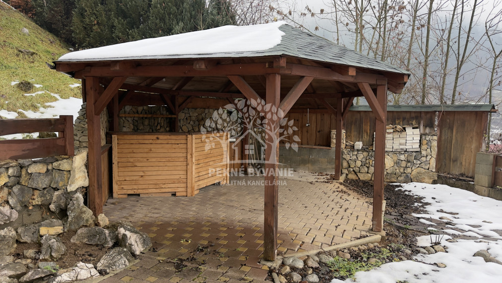 ---NA PREDAJ-- romantická chata Valaská okres Brezno