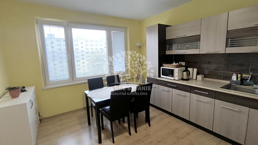 PRENÁJOM: 1 IZBOVÝ BYT CENTRUM ČSA 4.POSCHODIE S PARKOVACÍM MIESTOM ZARIADENÝ - MAX. 2 OSOBY