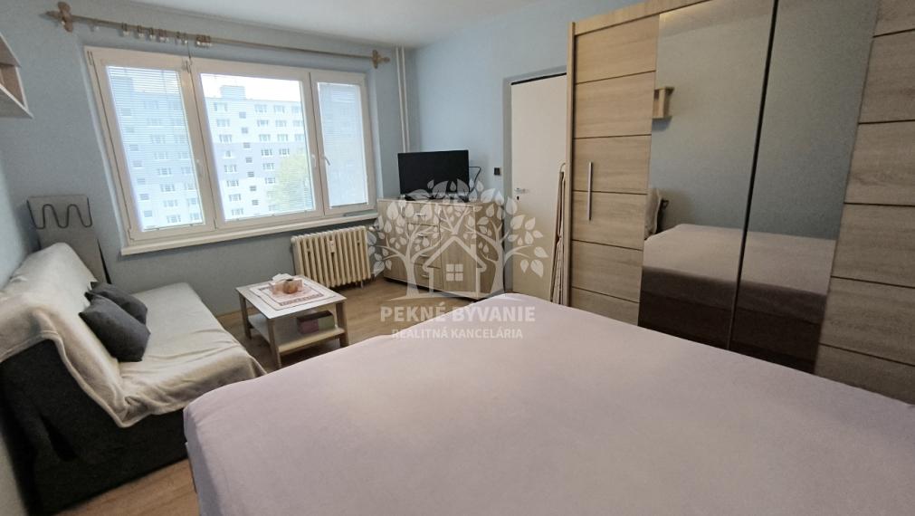 PRENÁJOM: 1 IZBOVÝ BYT CENTRUM ČSA 4.POSCHODIE S PARKOVACÍM MIESTOM ZARIADENÝ - MAX. 2 OSOBY