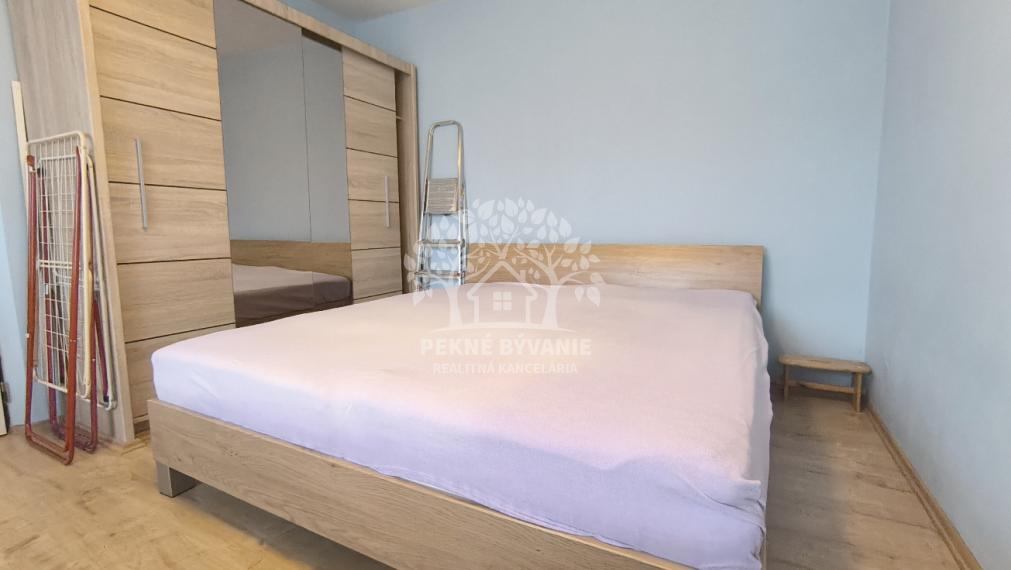 PRENÁJOM: 1 IZBOVÝ BYT CENTRUM ČSA 4.POSCHODIE S PARKOVACÍM MIESTOM ZARIADENÝ - MAX. 2 OSOBY