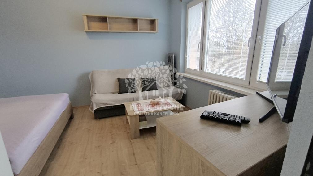 PRENÁJOM: 1 IZBOVÝ BYT CENTRUM ČSA 4.POSCHODIE S PARKOVACÍM MIESTOM ZARIADENÝ - MAX. 2 OSOBY