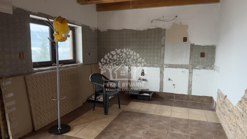 -NA PREDAJ- romantický rodinný domček Valaská, okres Brezno