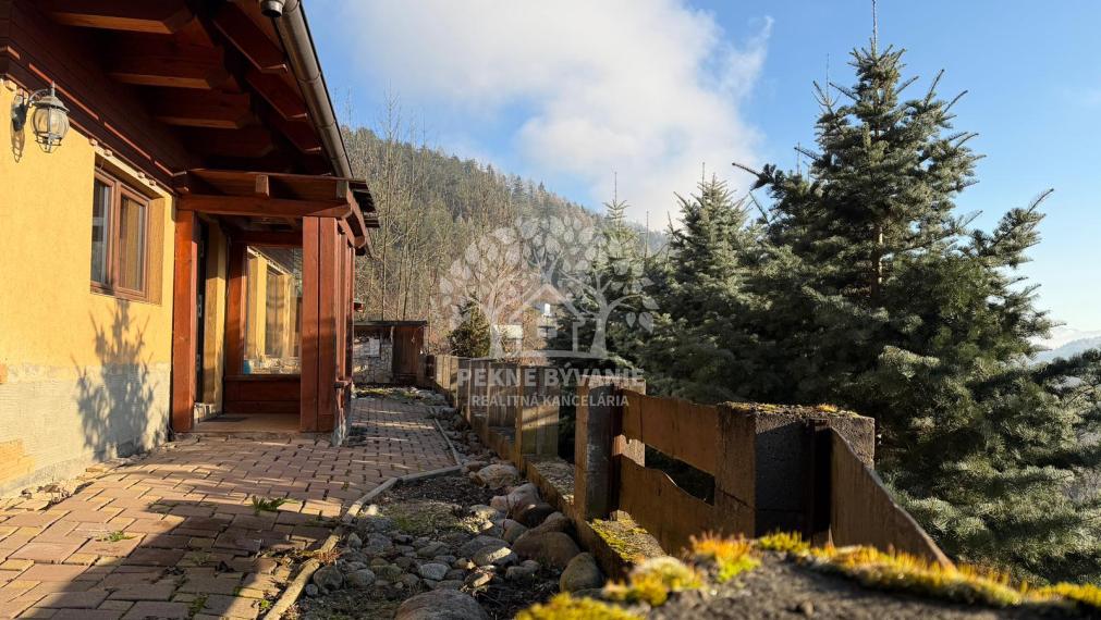 -NA PREDAJ- romantický rodinný domček Valaská, okres Brezno