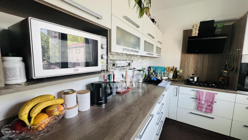 PREDAJ- 3 izbový byt v Brezne s balkónom,výťahom,po rekonštrukcii aj so zariadením