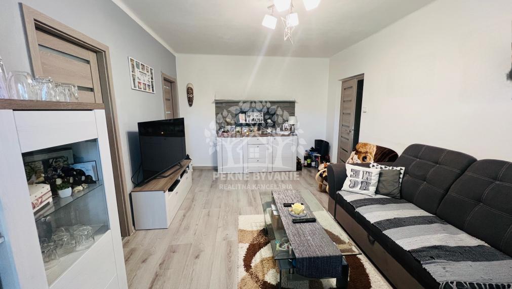 PREDAJ- 3 izbový byt v Brezne s balkónom,výťahom,po rekonštrukcii aj so zariadením