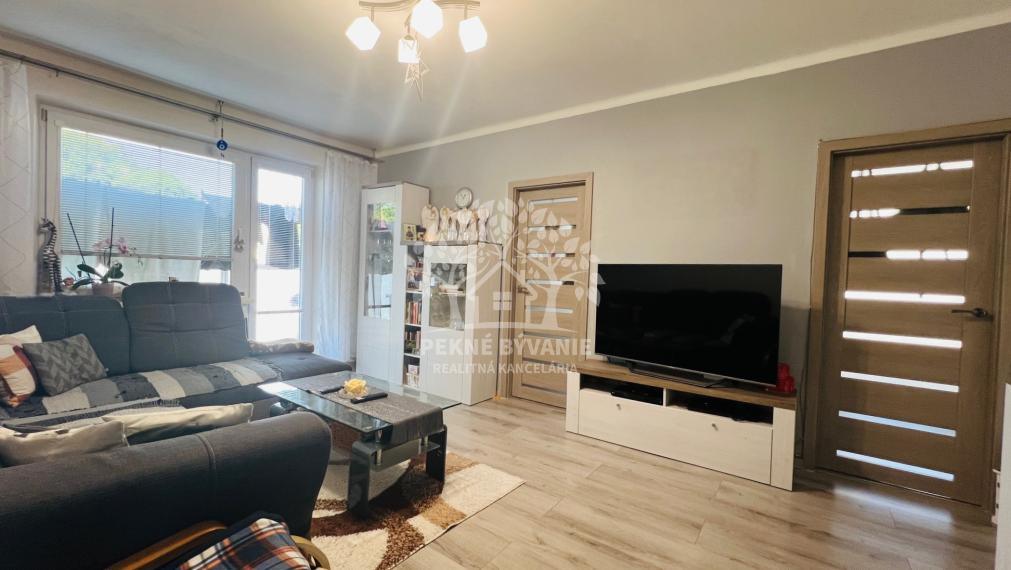 PREDAJ- 3 izbový byt v Brezne s balkónom,výťahom,po rekonštrukcii aj so zariadením