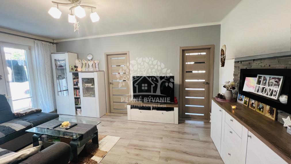 PREDAJ- 3 izbový byt v Brezne s balkónom,výťahom,po rekonštrukcii aj so zariadením