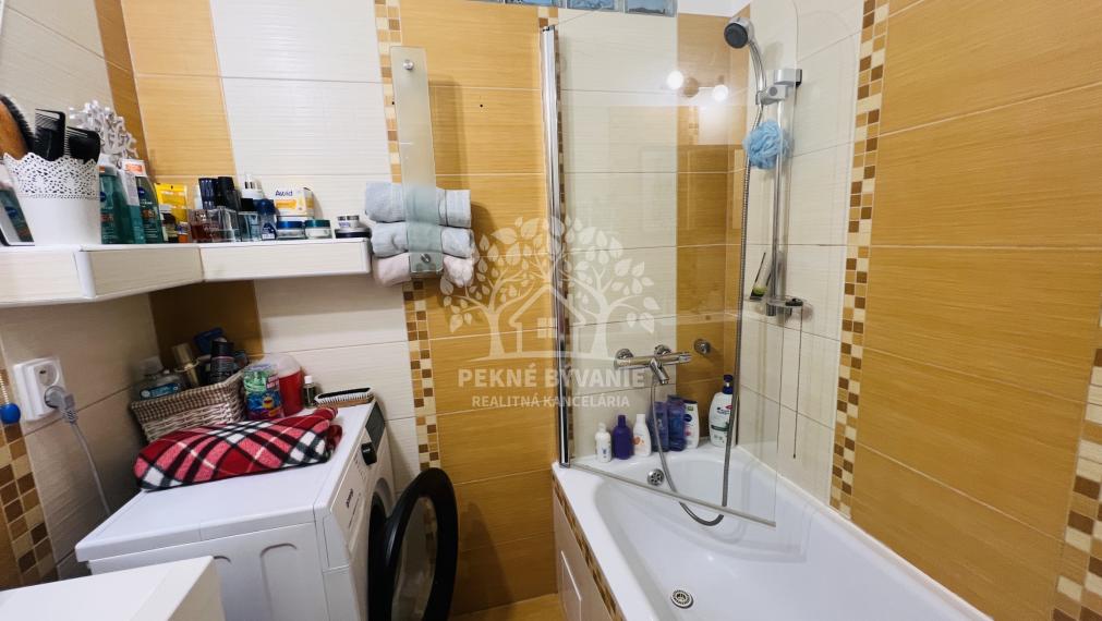 PREDAJ- 3 izbový byt v Brezne s balkónom,výťahom,po rekonštrukcii aj so zariadením