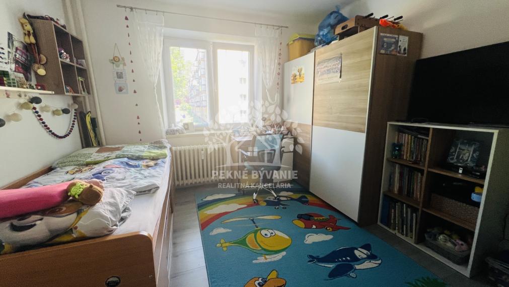 PREDAJ- 3 izbový byt v Brezne s balkónom,výťahom,po rekonštrukcii aj so zariadením