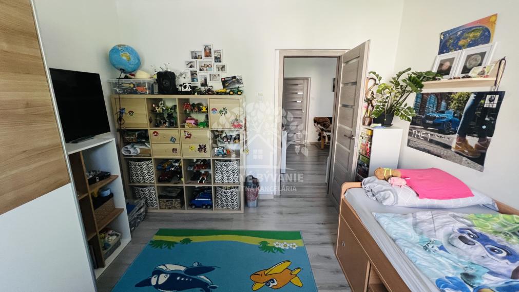 PREDAJ- 3 izbový byt v Brezne s balkónom,výťahom,po rekonštrukcii aj so zariadením