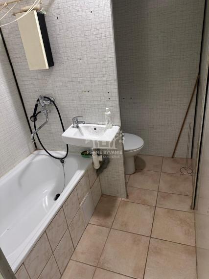 Na predaj 1 izbový byt v top lokalite centra Brezna,čiastočná rekonštrukcia