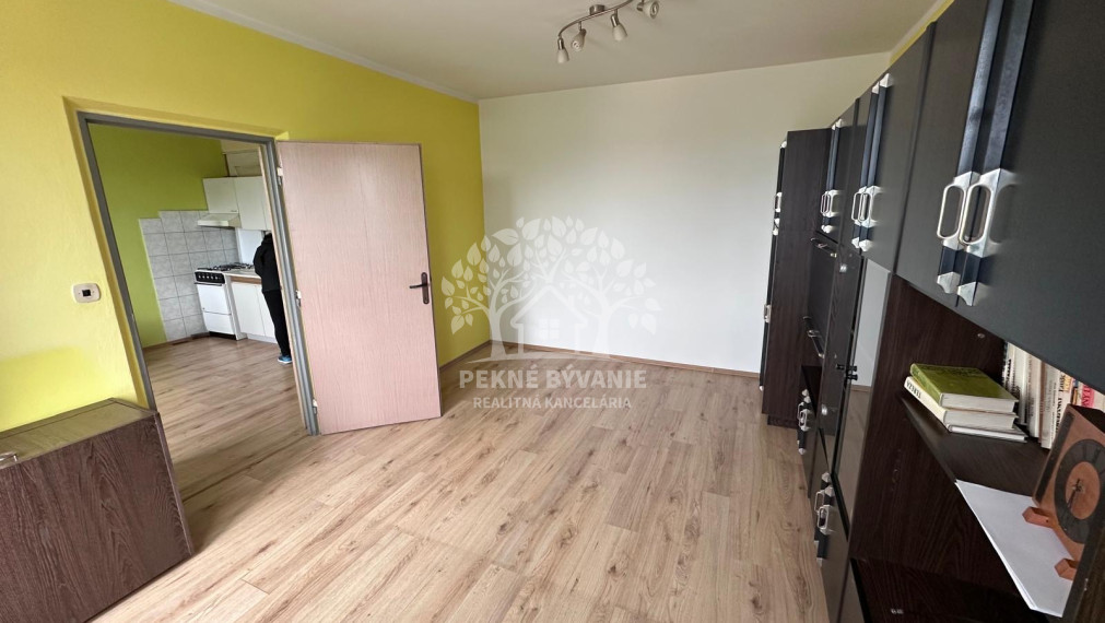 Na predaj 1 izbový byt v top lokalite centra Brezna,čiastočná rekonštrukcia