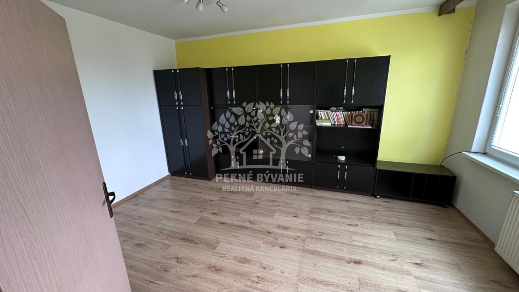 Na predaj 1 izbový byt v top lokalite centra Brezna,čiastočná rekonštrukcia