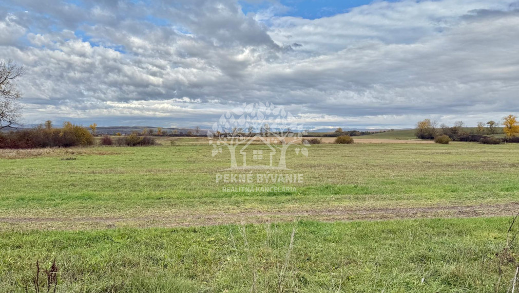 Na predaj pekná rovinatá parcela-orná pôda v katastri Gemer