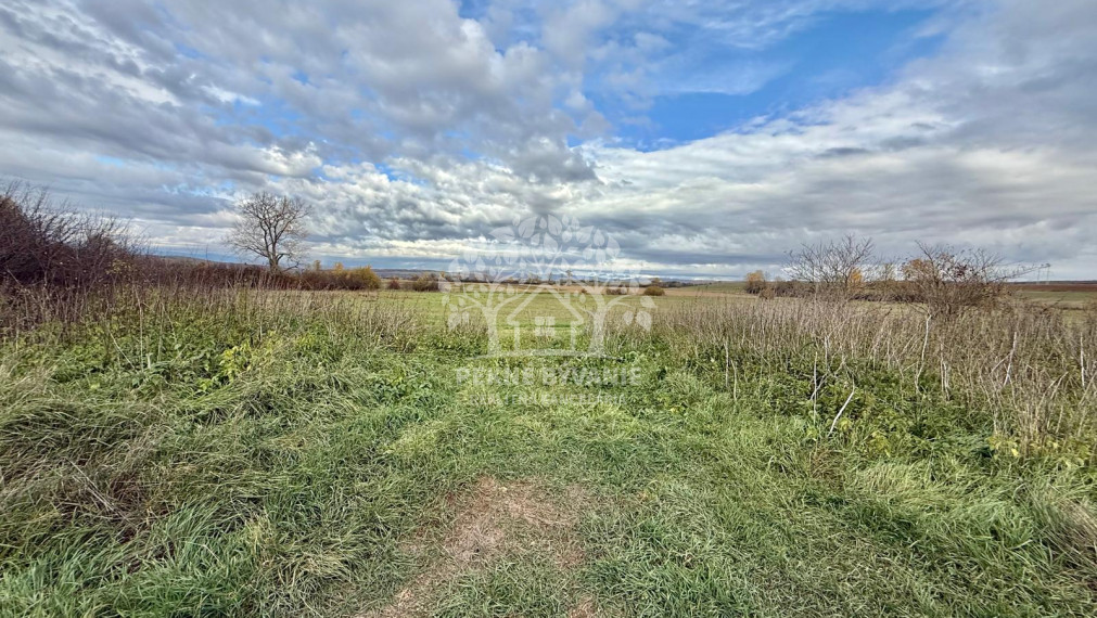 Na predaj pekná rovinatá parcela-orná pôda v katastri Gemer